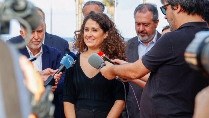 La vocal del Comité Organizador del 41º Congreso PSOE, Enma López, atiende a los medios antes de participar en la ceremonia de entrega de los primeros Premios Jerónimo Saavedra