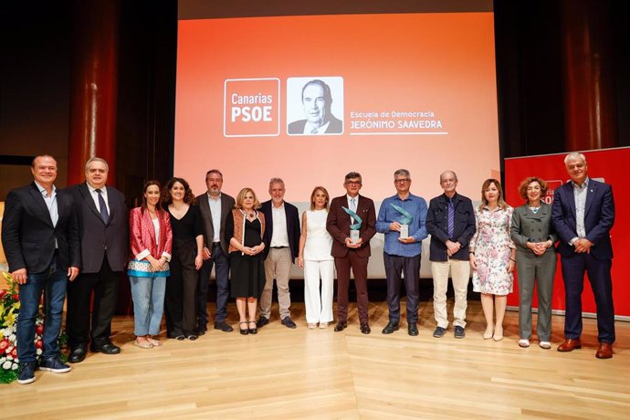 Las asociaciones Barrios Orquestados y AMA Corazón Naranja reciben los primeros Premios Jerónimo Saavedra, en un acto que ha tenido lugar en el Auditorio Alfredo Kraus de Las Palmas de Gran Canaria.