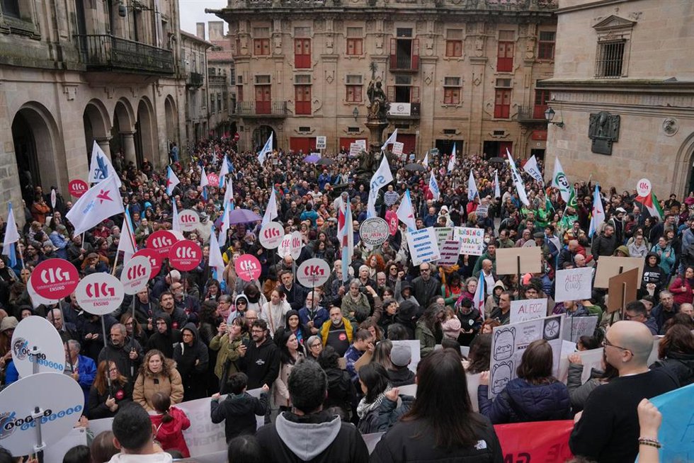 AMP.- Miles de personas claman en Santiago contra "la propaganda y los recortes" de la Xunta en educación