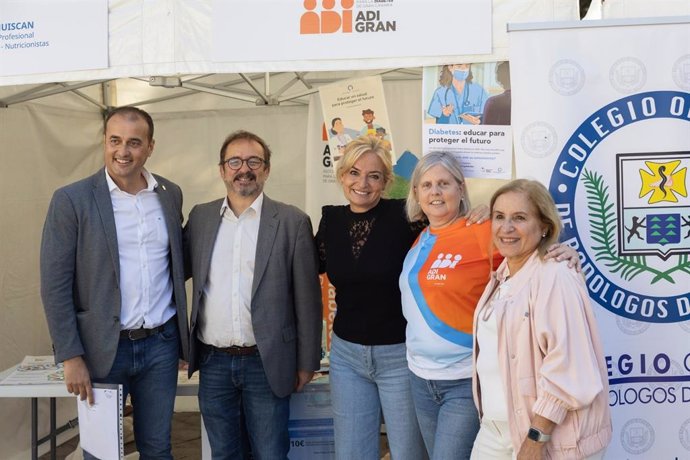 La consejera de Sanidad del Gobierno de Canarias, Esther Monzón, asiste a la Feria de Salud organizada por el Colegio de Fisioterapeutas de Canarias y que se celebra en el parque San Telmo de Las Palmas de Gran Canaria