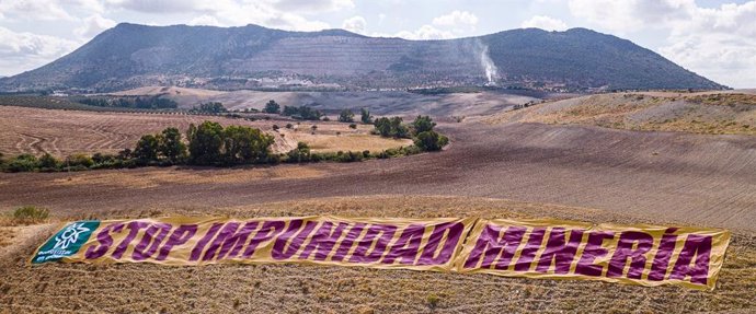 Imagen de la cantera de la Sierra de Morón con un cartel de Ecologistas en primer plano