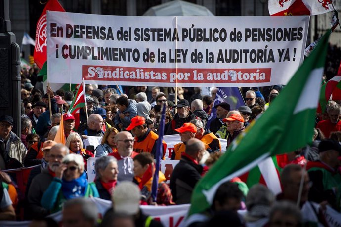 Decenas de personas durante la manifestación por las pensiones públicas, desde la Plaza de Neptuno hasta la Puerta del Sol, a 26 de octubre de 2024, en Madrid (España). El acto está convocado por la Unidad de Accion de organizaciones de pensionistas de l