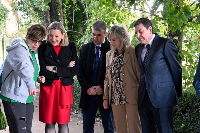 La presidenta de Fademur, Teresa López, y la vicepresidenta de la Junta, Isabel Blanco