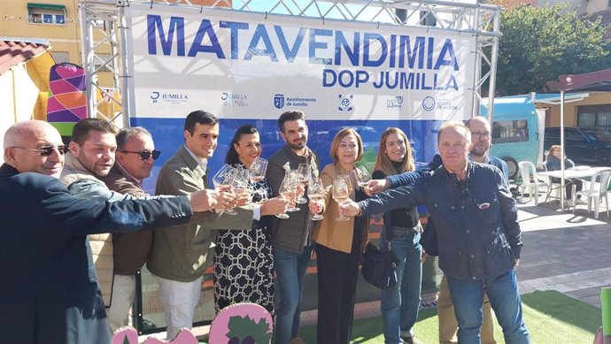 El mercado central de abastos de Jumilla acoge desde este sábado a las 20 bodegas de la DOP Jumilla que participan en la tercera edición de la Feria del Vino y del Enoturismo 'Matavendimia'