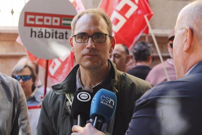 El coordinador de IU Andalucía y diputado de Sumar en el Congreso, Toni Valero, en la manifestación por la Dependencia.