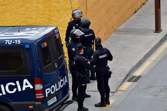 Archivo - Imagen de archivo de agentes de Policía Nacional en una operación policial.