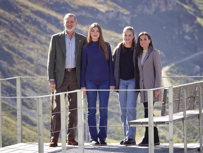 El Rey Felipe VI; la Infanta Sofía; la princesa Leonor, y la Reina Letizia, posan en el mirador de Sierra Amor durante el acto de entrega del premio al ‘Pueblo Ejemplar de Asturias 2024, a 26 de octubre de 2024, en Sotres, Cabrales, Asturias (España).