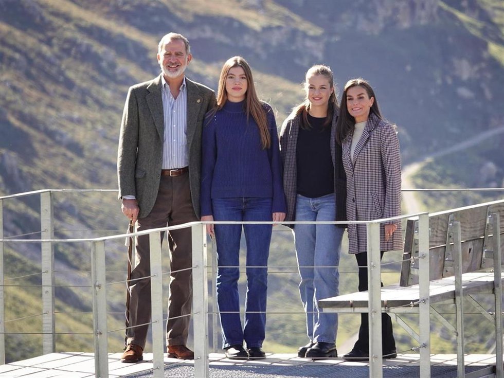 El Rey Felipe VI; la Infanta Sofía; la princesa Leonor, y la Reina Letizia, posan en el mirador de Sierra Amor durante el acto de entrega del premio al Pueblo Ejemplar de Asturias 2024, a 26 de octubre de 2024, en Sotres, Cabrales, Asturias (España).