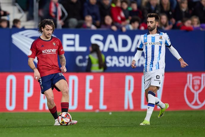 Archivo - Juan Cruz y Brais Méndez en el Osasuna-Real Sociedad de la temporada pasada