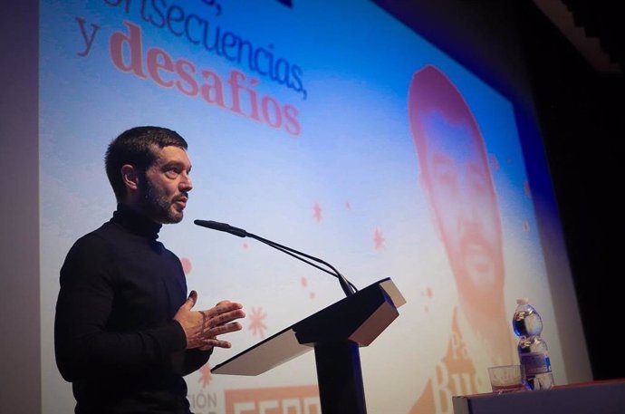 El ministro de Derechos Sociales, Consumo y Agenda 2030, Pablo Bustinduy, este sábado en la clausura del congreso organizado por la Fundación 1º de Mayo en Teruel