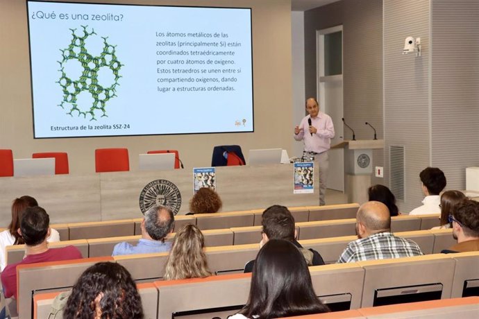 Los Viernes Científicos de la Universidad de Almería con el profesor e investigador del Instituto de Tecnología Química del CSIC en Valencia Fernando Rey.