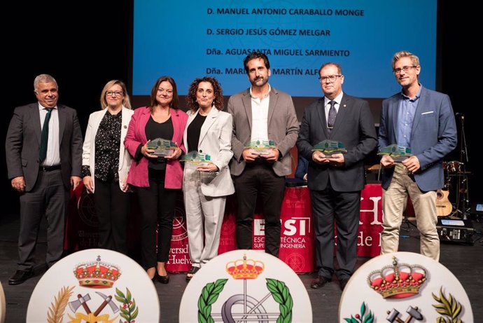 Foto de familia con los distinguidos en la Escuela Técnica Superior de Ingeniería de la UHU, con motivo de la conmemoración de su día.