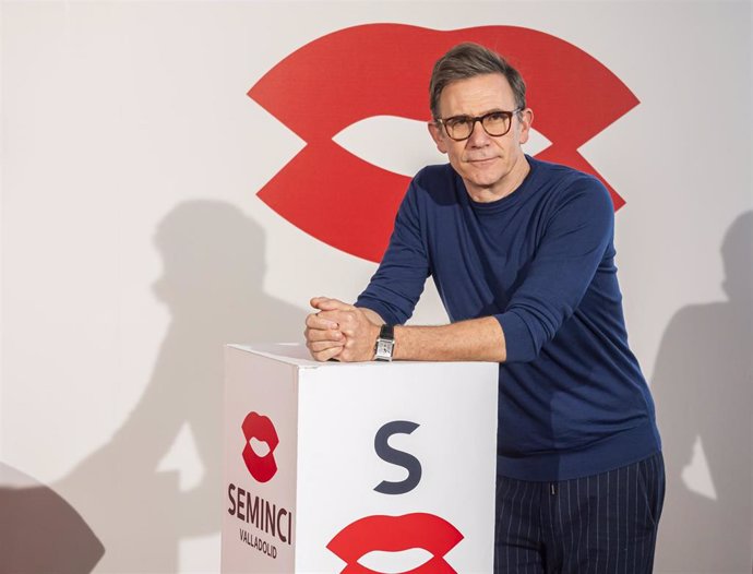 El director francés Michel Hazanavicius posa en el marco de la 69 Seminci, donde ha presentado 'La más preciosa mercancía'.