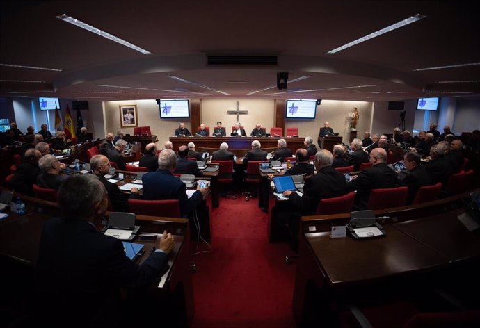 Archivo - El presidente de la CEE, Luis Argüello (2d), y el vicepresidente de la Conferencia Episcopal Española (CEE), José Cobo (3i), durante una rueda de prensa, en la sede de la CEE, a 9 de julio de 2024, en Madrid (España). 