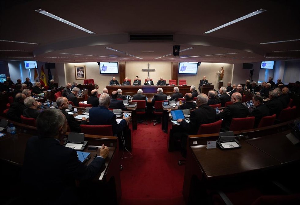Archivo - El presidente de la CEE, Luis Argüello (2d), y el vicepresidente de la Conferencia Episcopal Española (CEE), José Cobo (3i), durante una rueda de prensa, en la sede de la CEE, a 9 de julio de 2024, en Madrid (España).