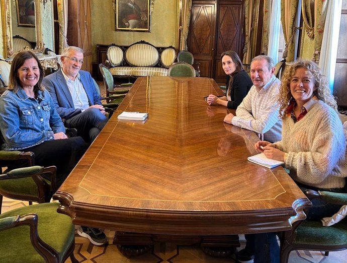 De izquierda a derecha, Patricia Abad, el vicepresidente Félix Taberna y las personas representantes de Naizen, Alicia Viedma, Fernando Viedma y Beatriz Sever.