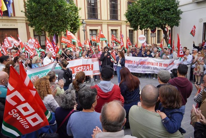 Manifestantes en las calles de Sevilla por el "abandono" de la dependencia.