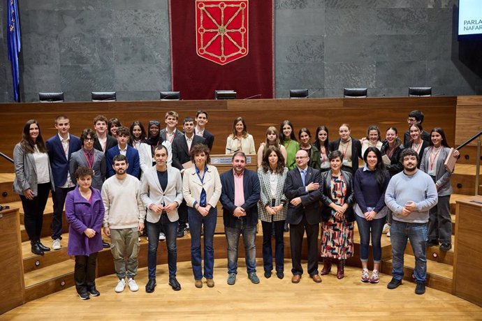 Foto de familia de finalistas, jurado y autoridades, tras la final, celebrada en el Parlamento de Navarra.