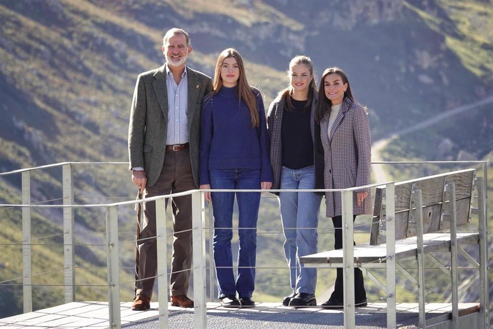 El Rey Felipe VI; la Infanta Sofía; la princesa Leonor, y la Reina Letizia, posan en el mirador de Sierra Amor durante el acto de entrega del premio al Pueblo Ejemplar de Asturias 2024, a 26 de octubre de 2024, en Sotres, Cabrales, Asturias (España).