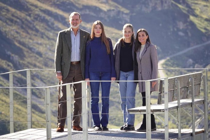 El Rey Felipe VI; la Infanta Sofía; la princesa Leonor, y la Reina Letizia, posan en el mirador de Sierra Amor durante el acto de entrega del premio al Pueblo Ejemplar de Asturias 2024, a 26 de octubre de 2024, en Sotres, Cabrales, Asturias (España).
