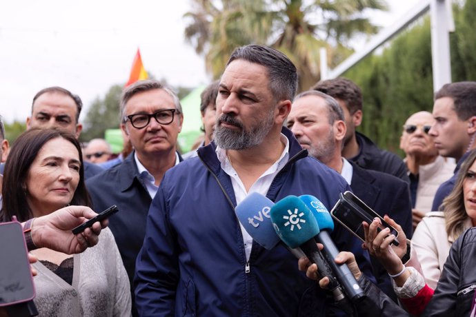 El presidente de Vox, Santiago Abascal, en atención a medios en Huelva.