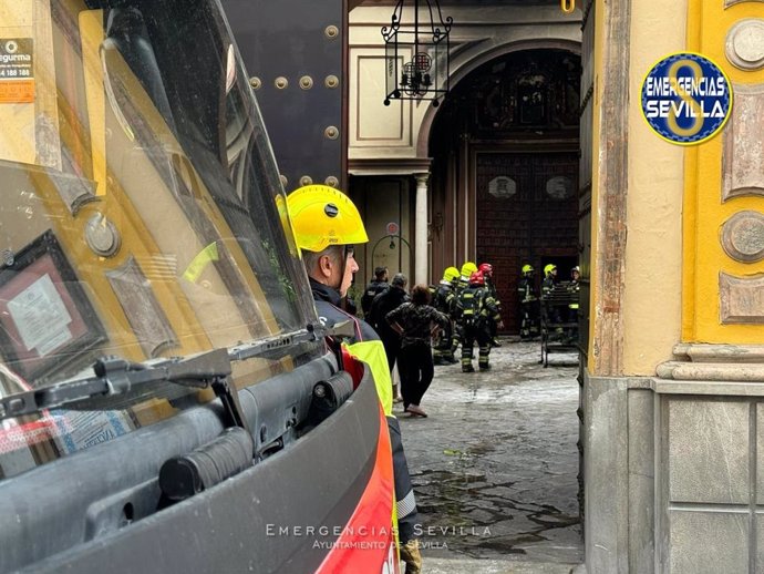 Bomberos intervienen en el incendio en la Iglesia de San Antonio Abad.