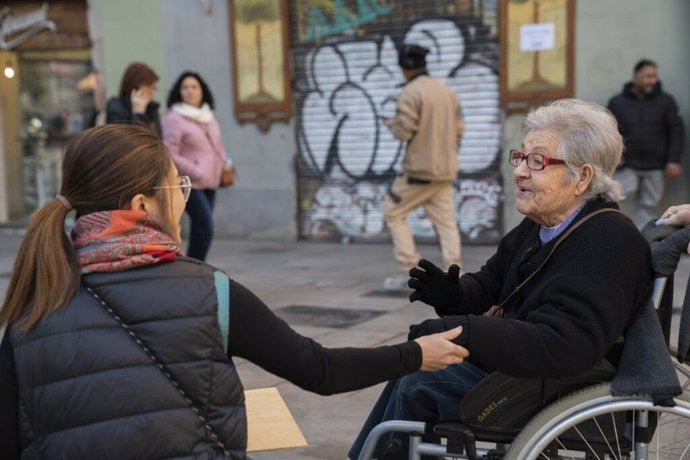 Una de cada cuatro mujeres en Barcelona ejerce como cuidadora no profesional