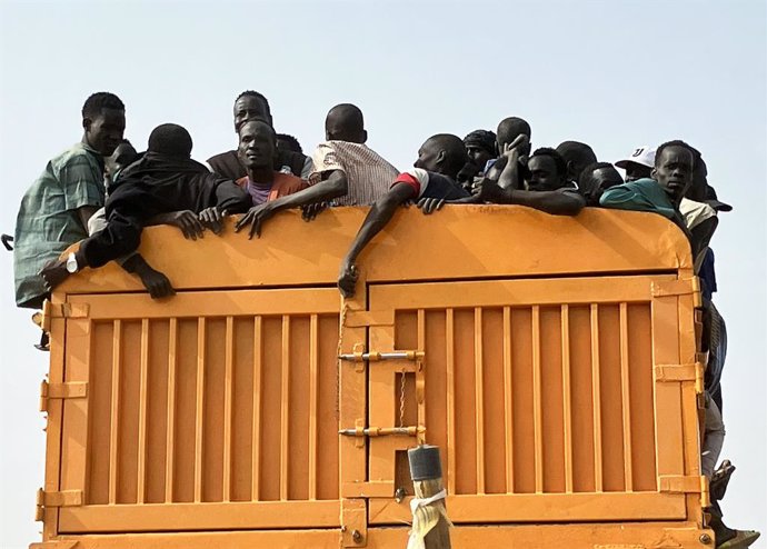 Archivo - FILED - 20 March 2024, South Sudan, Renk: Refugees from Sudan are taken by truck from the border town of Renk in South Sudan to a jetty to continue their journey to their next destination. Talks on the ongoing war in Sudan are scheduled to open 