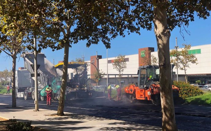 Labores de asfaltado en la avenida Nuevo Molino de la capital.