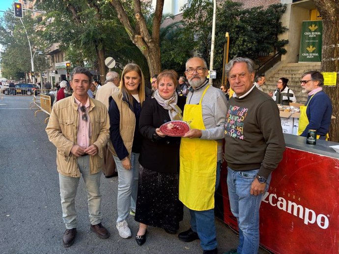 La concejal Camen Rueda asiste a la Fiesta del Jamón Ibérico.