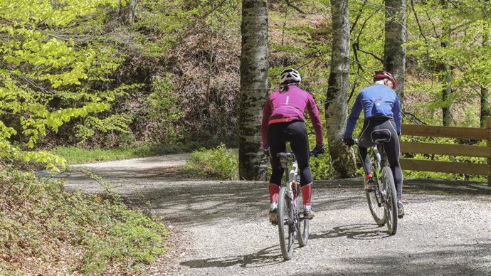 Archivo - Ciclistas en un tramo del Camino del Irati.