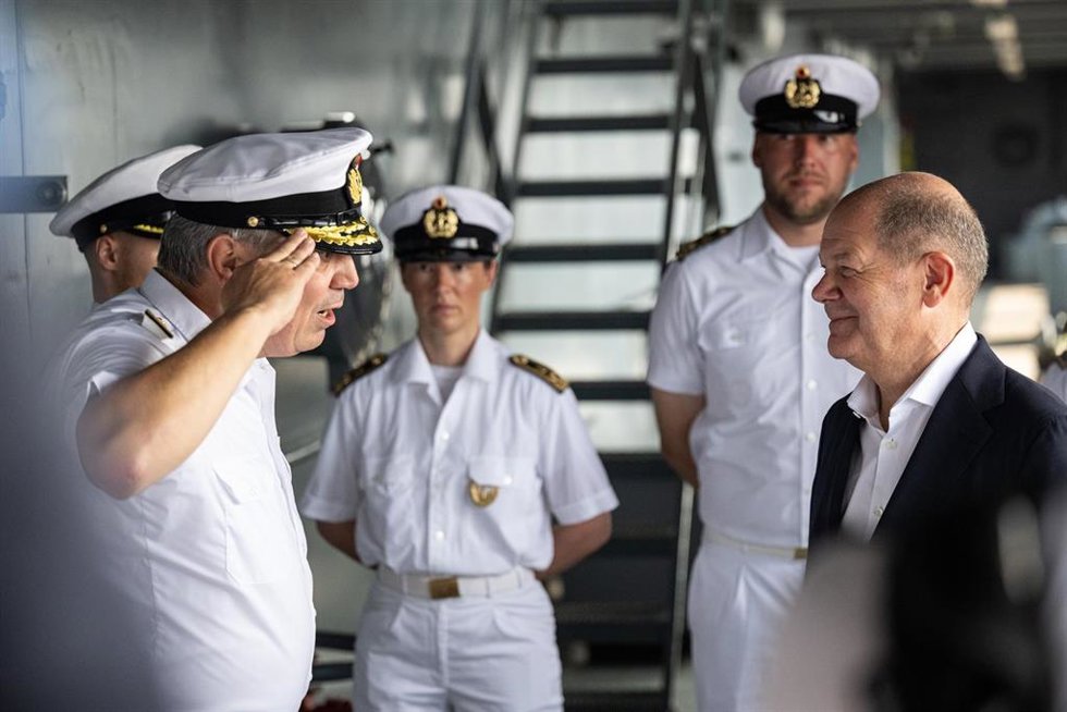 26 October 2024, India, Vasco Da Gama: German Chancellor Olaf Scholz is greeted by Navy Admiral Helge Risch at the task force provider "Frankfurt am Main". On the last day of his trip to India, the Federal Chancellor visits a frigate and a task force pr