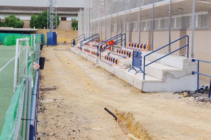 Obras de repavimentación del perímetro del campo de fútbol del CD Hytasa.