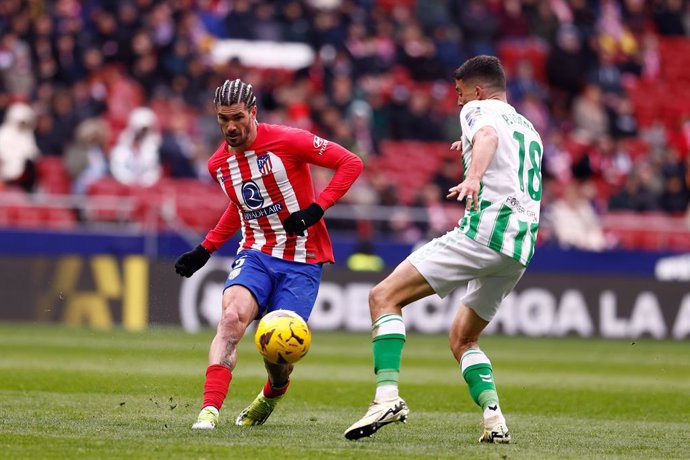 Archivo - Rodrigo de Paul of Atletico de Madrid and Pablo Fornals of Real Betis in action during the Spanish League, LaLiga EA Sports, football match played between Atletico de Madrid and Real Betis Balompie at Civitas Metropolitano stadium on March 03, 2