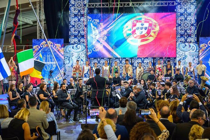 Gala inaugural de la VII Feria Tricontinental de Artesanía, dirigida por Juan Carlos Armas, que este año está dedicada a Portugal. La gala ha contado con música sinfónica, fados, moda e imágenes del país luso