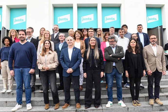 Foto de familia de los integrantes de la candidatura de Carles Puigdemont para presidir Junts, durante la segunda jornada del Congreso de Junts en Calella, a 26 de octubre de 2024, en Calella, Barcelona, Catalunya (España). La presidenta de Junts, Laura B