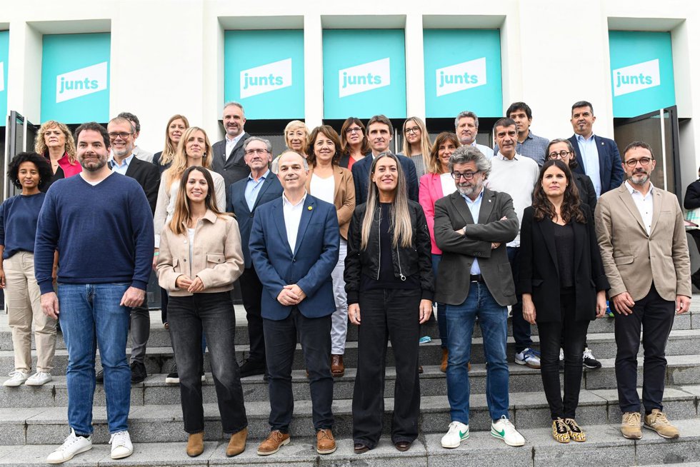 Foto de familia de los integrantes de la candidatura de Carles Puigdemont para presidir Junts, durante la segunda jornada del Congreso de Junts en Calella, a 26 de octubre de 2024, en Calella, Barcelona, Catalunya (España). La presidenta de Junts, Laura