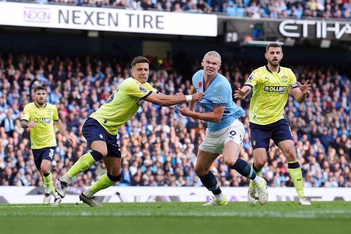 26 October 2024, United Kingdom, Manchester: Southampton's Jan Bednarek (C-L) and Manchester City's Erling Haaland battle for the ball during the English Premier League soccer match between Manchester City and Southampton at the Etihad Stadium. Photo: Mar