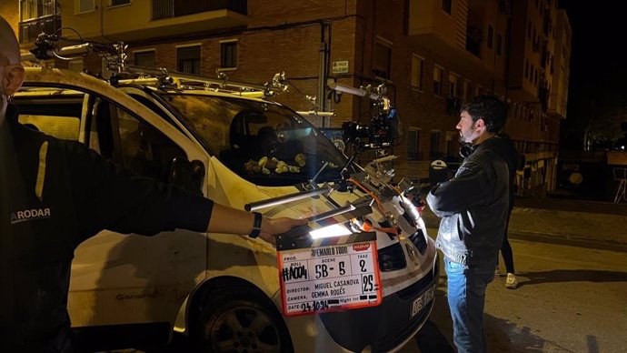 Un momento del rodaje del corto 'Quemarlo todo', del zaragozano Miguel Casanova , que estos días se desarrolla en diferentes puntos de la ciudad de Zaragoza, en este caso en el barrio de Las Fuentes.