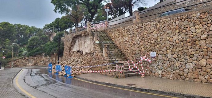 Calvià cierra al tráfico el Paseo de Illetes a no residentes tras derrumbarse parte de un muro de contención