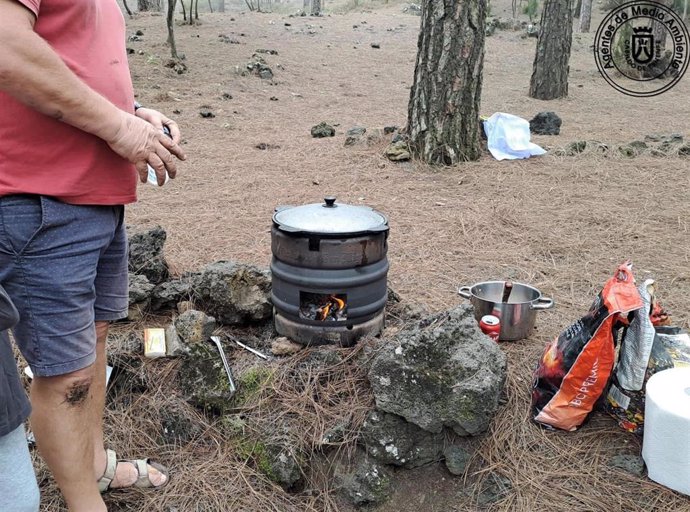 Agentes de Medio Ambiente del Cabildo de Tenerife han denunciado a un varón por utilizar una barbacoa portátil en una zona no autorizada con riesgo de incendio forestal.