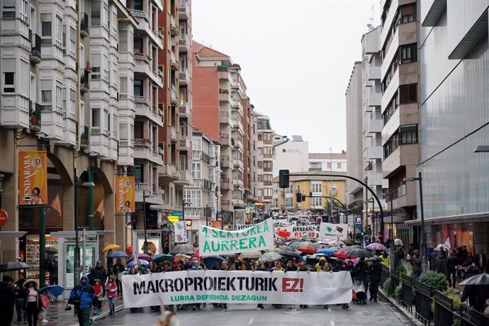 Ciudadanos se manifiestan para "exigir la paralización de los macroproyectos fotovoltaicos y eólicos en Álava", desde la plaza Bilbao, a 26 de octubre de 2024, en Vitoria-Gasteiz, Álava, País Vasco (España). 