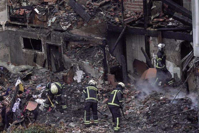 Bomberos trabajan en el edificio derrumbado de La Albericia