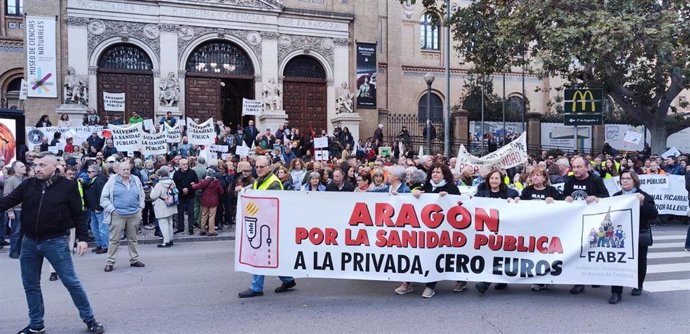 La cabecera de la manifestación en defensa de la sanidad pública toma posiciones para iniciar la marcha este sábado por el centro de Zaragoza en una protesta que ha reunido a varias miles de personas.