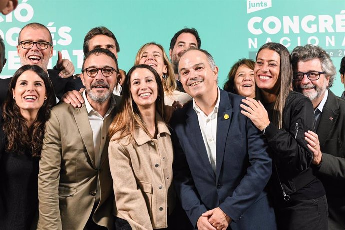 Foto de familia de los integrantes de la candidatura de Carles Puigdemont para presidir Junts, durante la segunda jornada del Congreso de Junts en Calella, a 26 de octubre de 2024, en Calella, Barcelona, Catalunya (España). La presidenta de Junts, Laura B