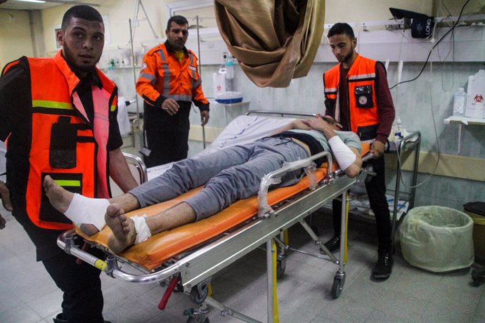 May 19, 2021: Gaza, Palestine. 19 May 2021. Paramedics treat a man injured by shrapnel during the shelling of houses by Israeli forces in the Jabalia Palestinian refugee camp, in the northern Gaza Strip. The patient was then transported with an ambulance 