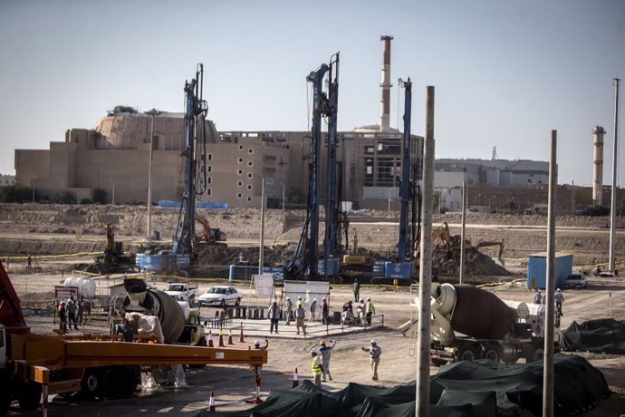 Archivo - TEHRAN, Nov. 11, 2019  Laborers work at the construction site of the second phase of Iran's Bushehr Nuclear Power Plant in Bushehr, southern Iran, on Nov. 10, 2019. The concrete placement for the construction of the second phase of Iran's Busheh