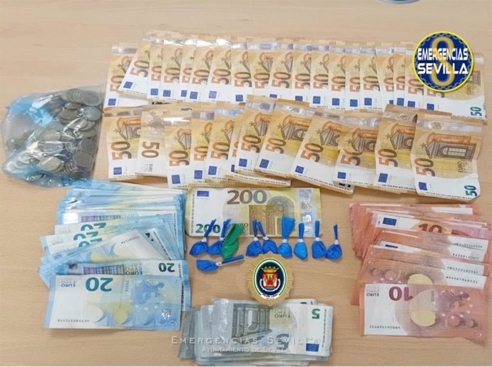 Dinero en metálico y droga intervenida al detenido.