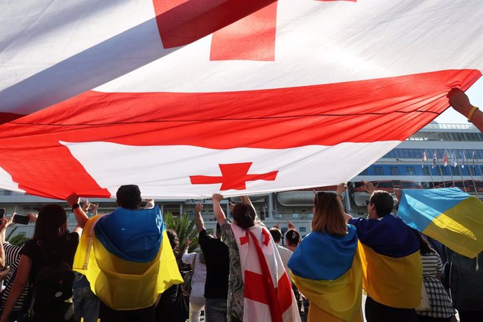 Archivo - 31 July 2023, Georgia, Batumi: Demonstrators hold a flag of Georgia during a protest against the arrival of the Astoria Grande cruise ship, with some 800 mostly Russian passengers on board. Photo: -/Ukrinform/dpa