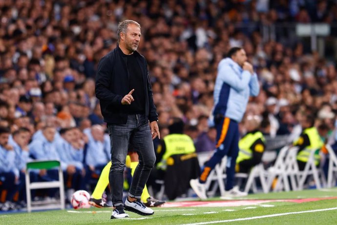 El entrenador del FC Barcelona, Hansi Flick, en el Santiago Bernabéu.